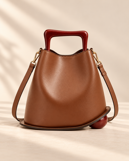 Sac Signature Qavero caramel, vue studio avec poignée bordeaux
