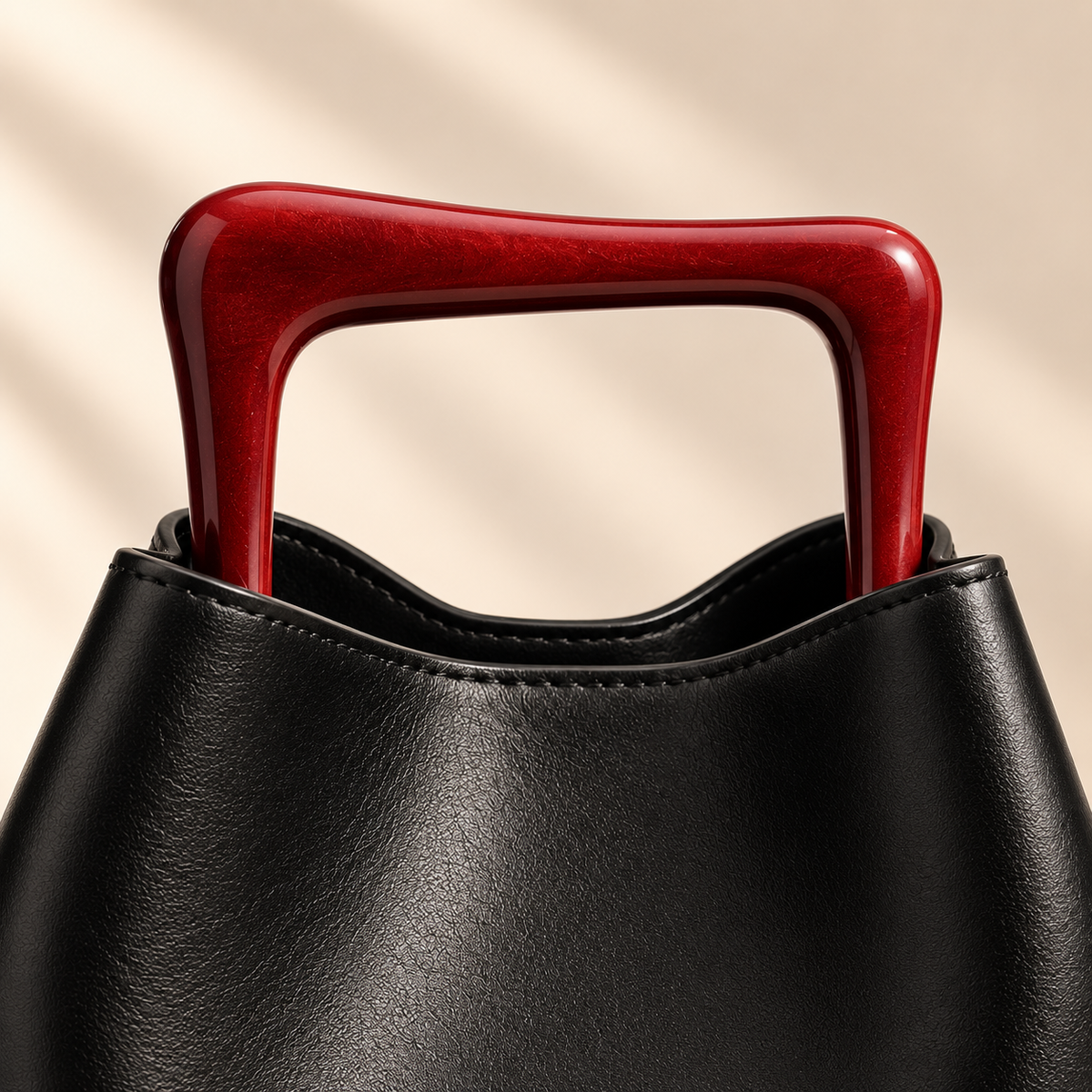 Détail de la poignée bordeaux du Sac Signature Qavero noir