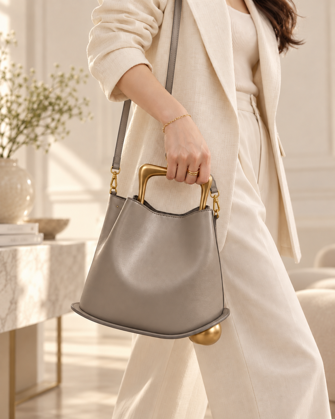 Sac Signature Qavero gris agate porté avec bandoulière correctement fixée des deux côtés