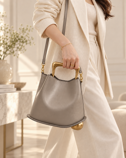 Sac Signature Qavero gris agate porté avec bandoulière correctement fixée des deux côtés