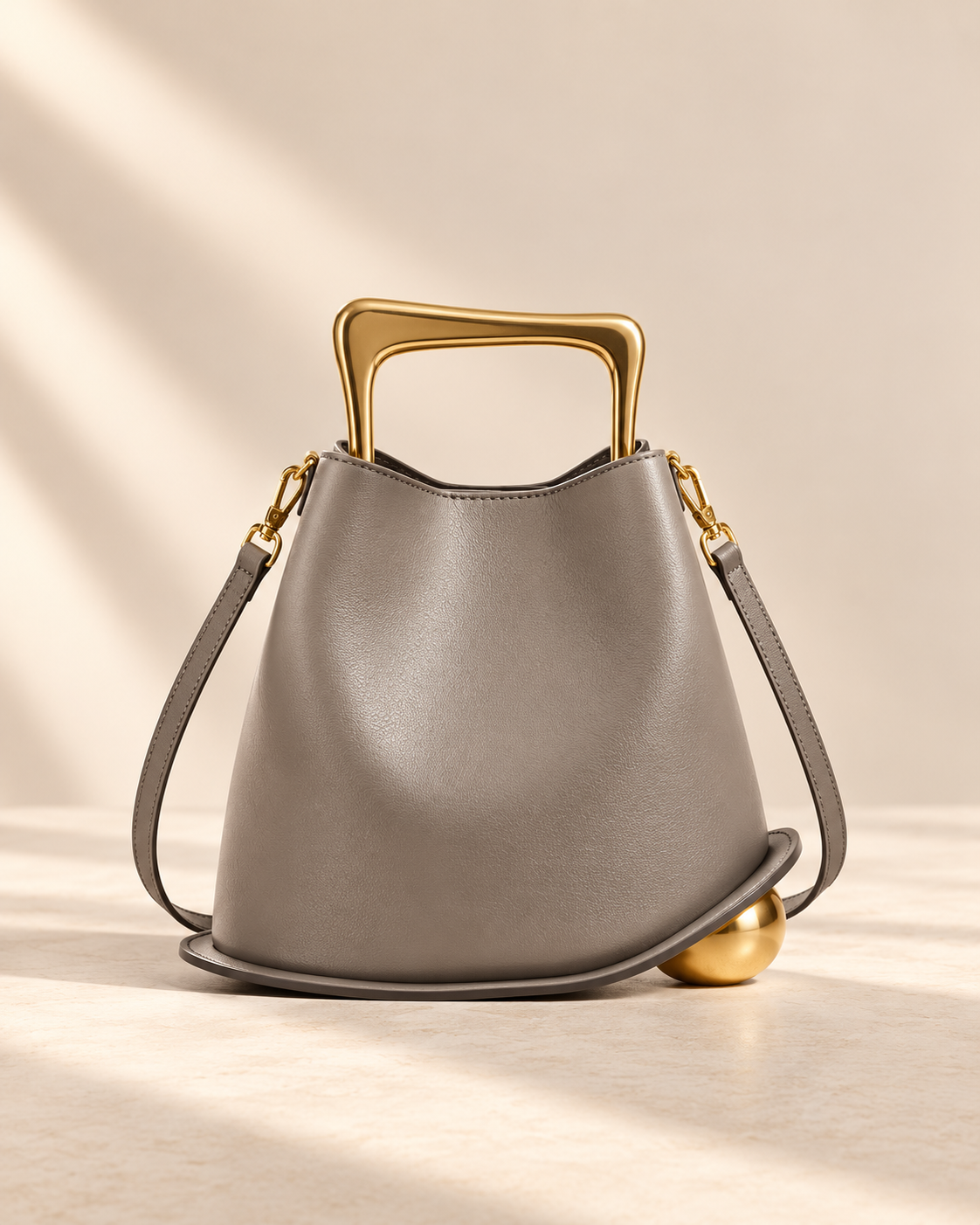 Sac Signature Qavero gris agate, vue studio avec poignée dorée