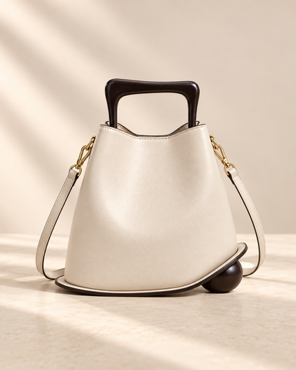 Sac Signature Qavero ivoire, vue studio avec poignée sombre