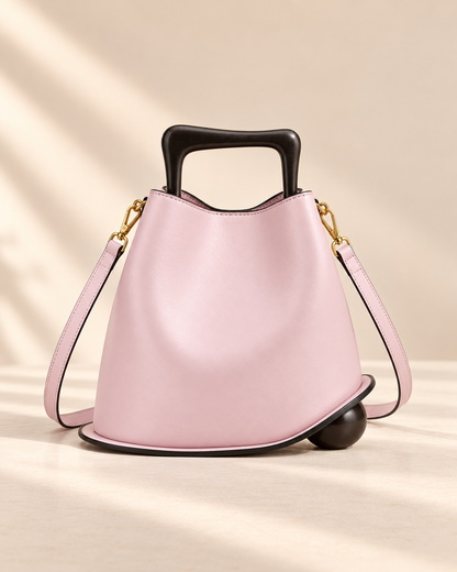 Sac Signature Qavero rose poudré, vue studio avec poignée sombre